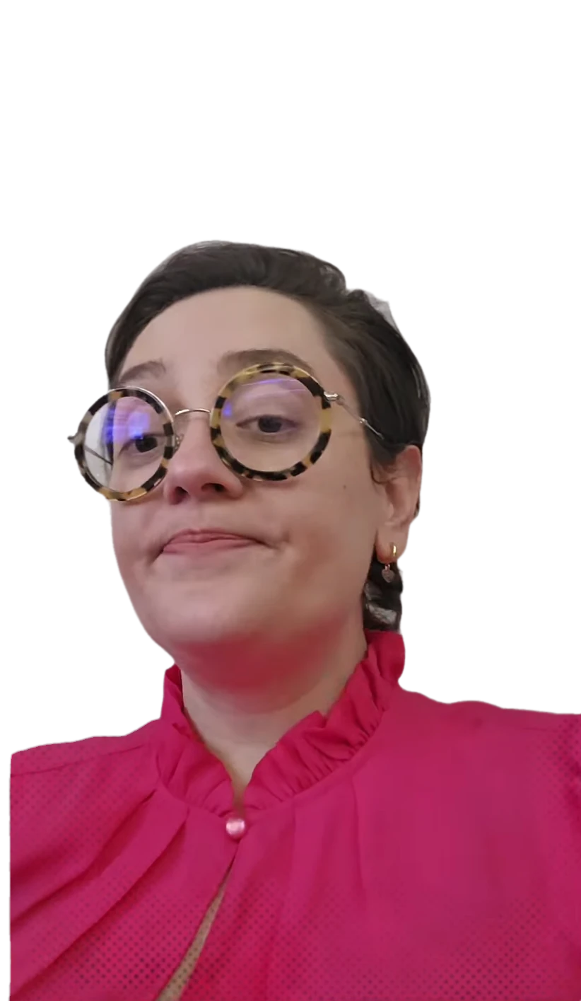 Dra. Luiza Ninon, de óculos redondos e blusa pink, olhando para a câmera com um meio sorriso