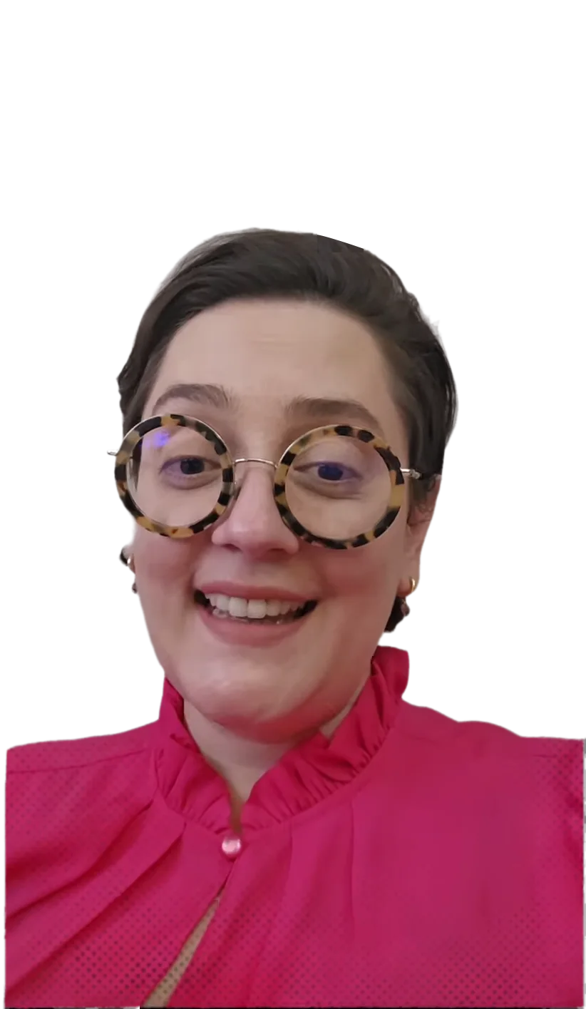 Dra. Luiza Ninon sorrindo, de óculos redondos de tartaruga e blusa pink